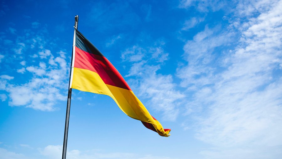 Deutschlandfahne vor blauem Himmel