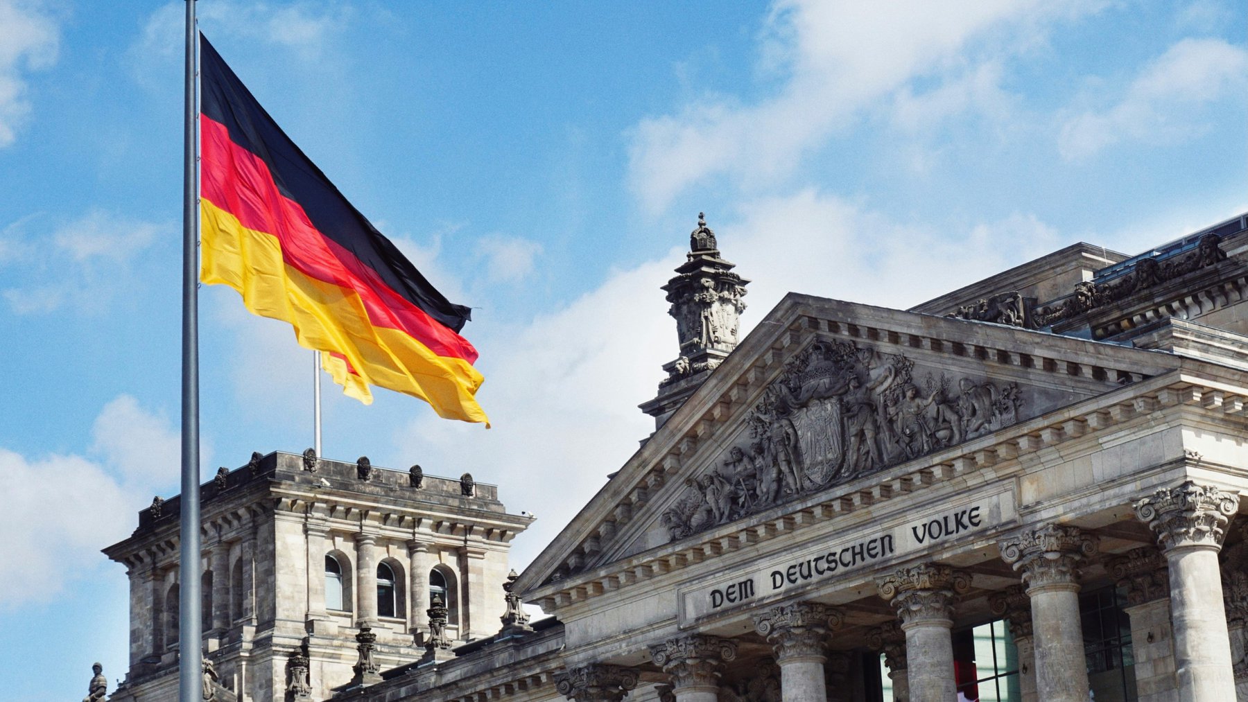 Deutschlandfahne am Reichstagsgebaeude in Berlin