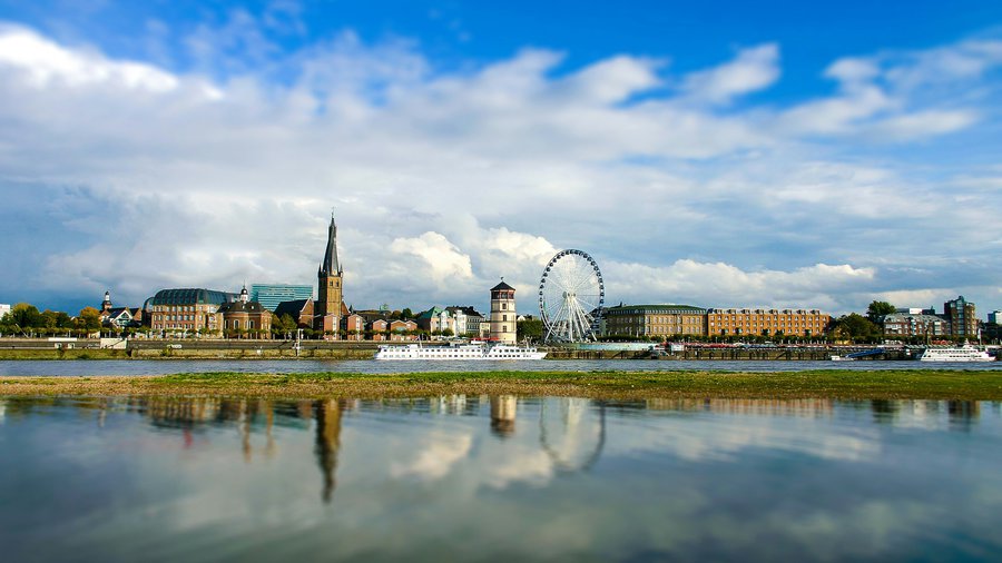 Stadtansicht am Wasser mit weitem Himmel